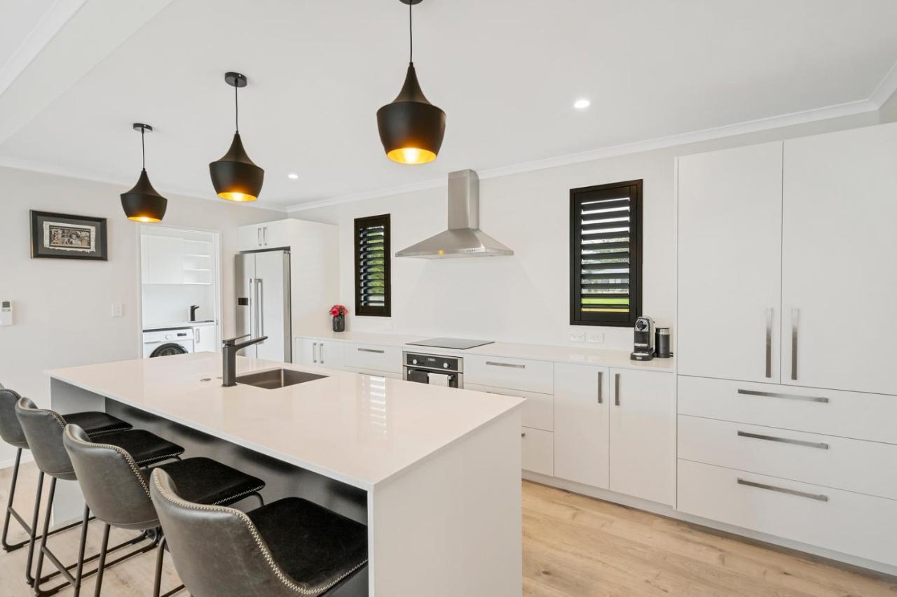 Pride Of Pinot - Martinborough Holiday Home Bagian luar foto