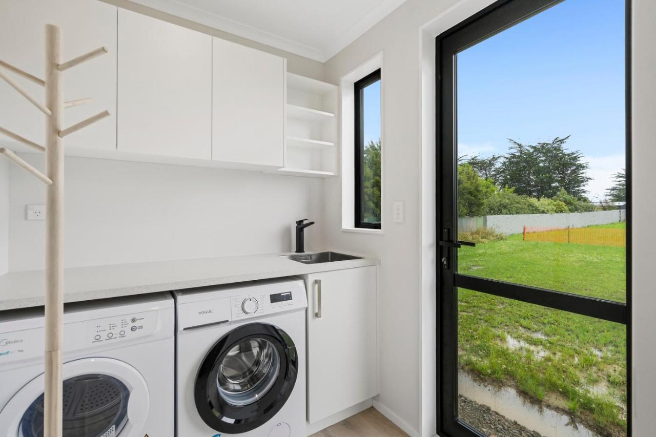 Pride Of Pinot - Martinborough Holiday Home Bagian luar foto