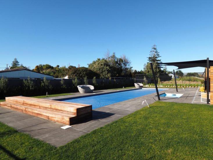 Pride Of Pinot - Martinborough Holiday Home Bagian luar foto